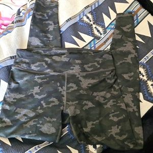 Women's Fabletics Powerhold Leggings Camo Print